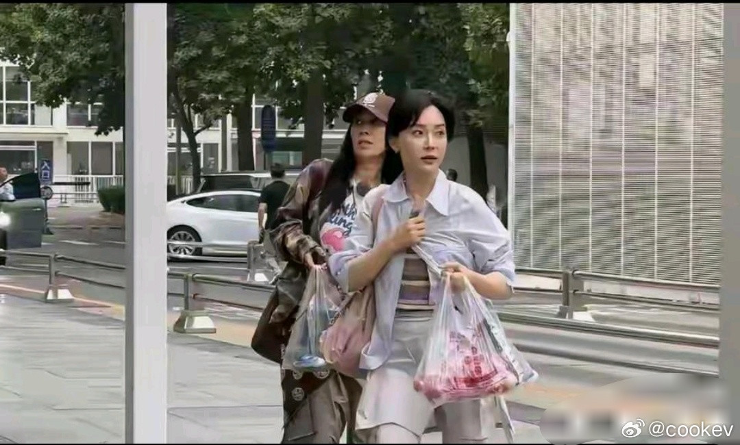 那英和陈数现身街头，没了美颜和滤镜，明星和普通人区别也不大
