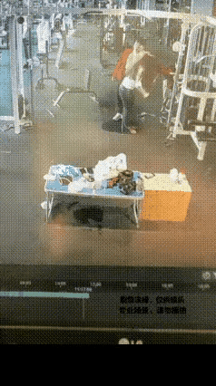 健身房里真热闹，为了心动那一笑，撸铁练到汗直冒，不服咱就接着造！