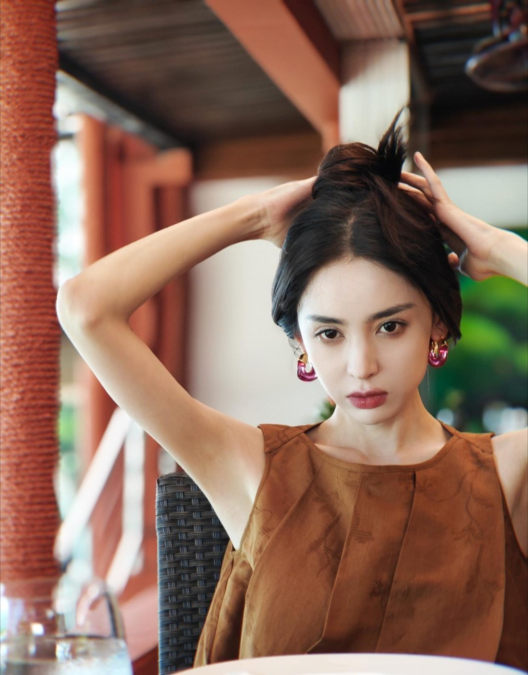 娜扎假期吊带裙plog美翻！明艳灵动，妥妥夏日氛围感女神！