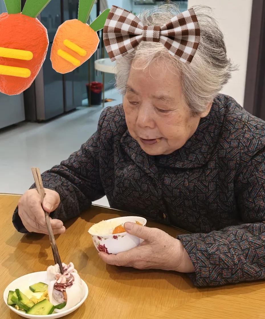 奶奶晚年住在我家，吃饭时总会让我妈给她单独备个小盘。我妈便每样菜都给她夹些放里面