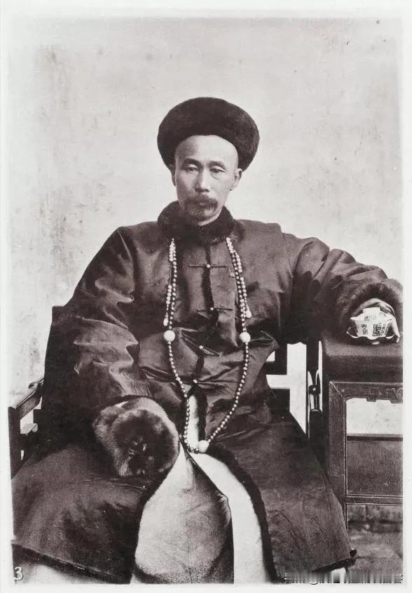 1863年，丧妻两年后，李鸿章决定再娶一房夫人，大婚当天，新娘的陪嫁丫鬟冬梅，