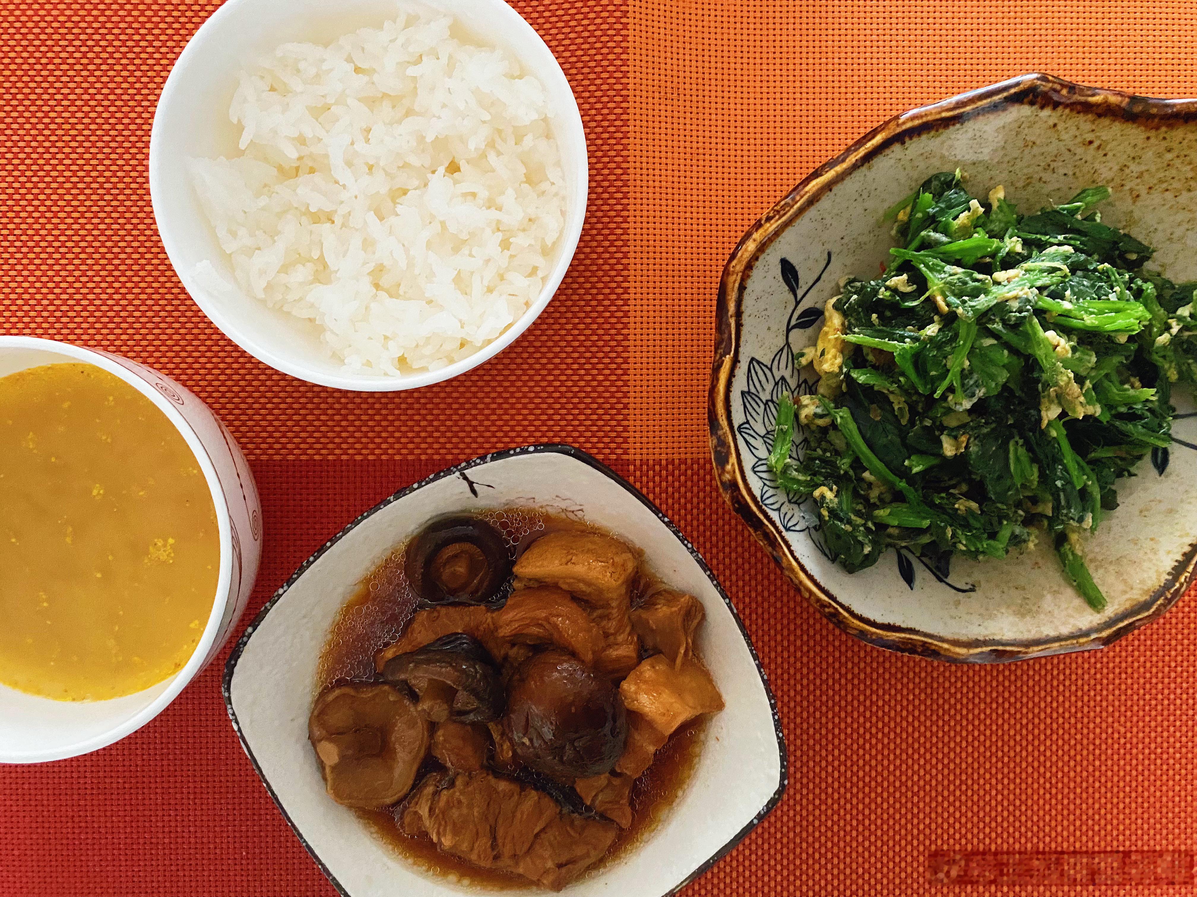 早餐哥9月20日早餐香菇红烧肉，鸡蛋炒菠菜，米饭，八珍粉不要因为觉得晚了就放弃，现在开始永远不晚。​