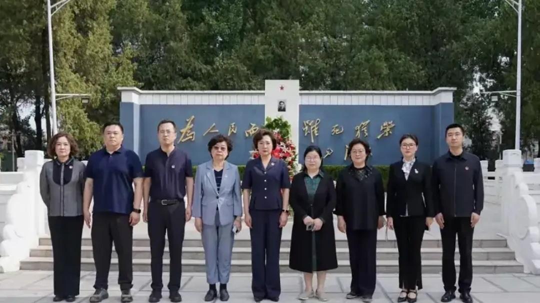 刘滨在焦裕禄纪念馆与焦守云等人合影，焦守云13岁就曾受到毛主席的接见。202