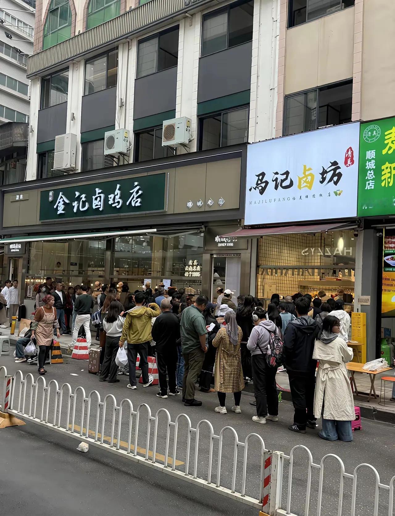 昆明当地的老昆明朋友们，这个位于昆明顺城购物中心后面的两家熟食店，到底哪家好点。