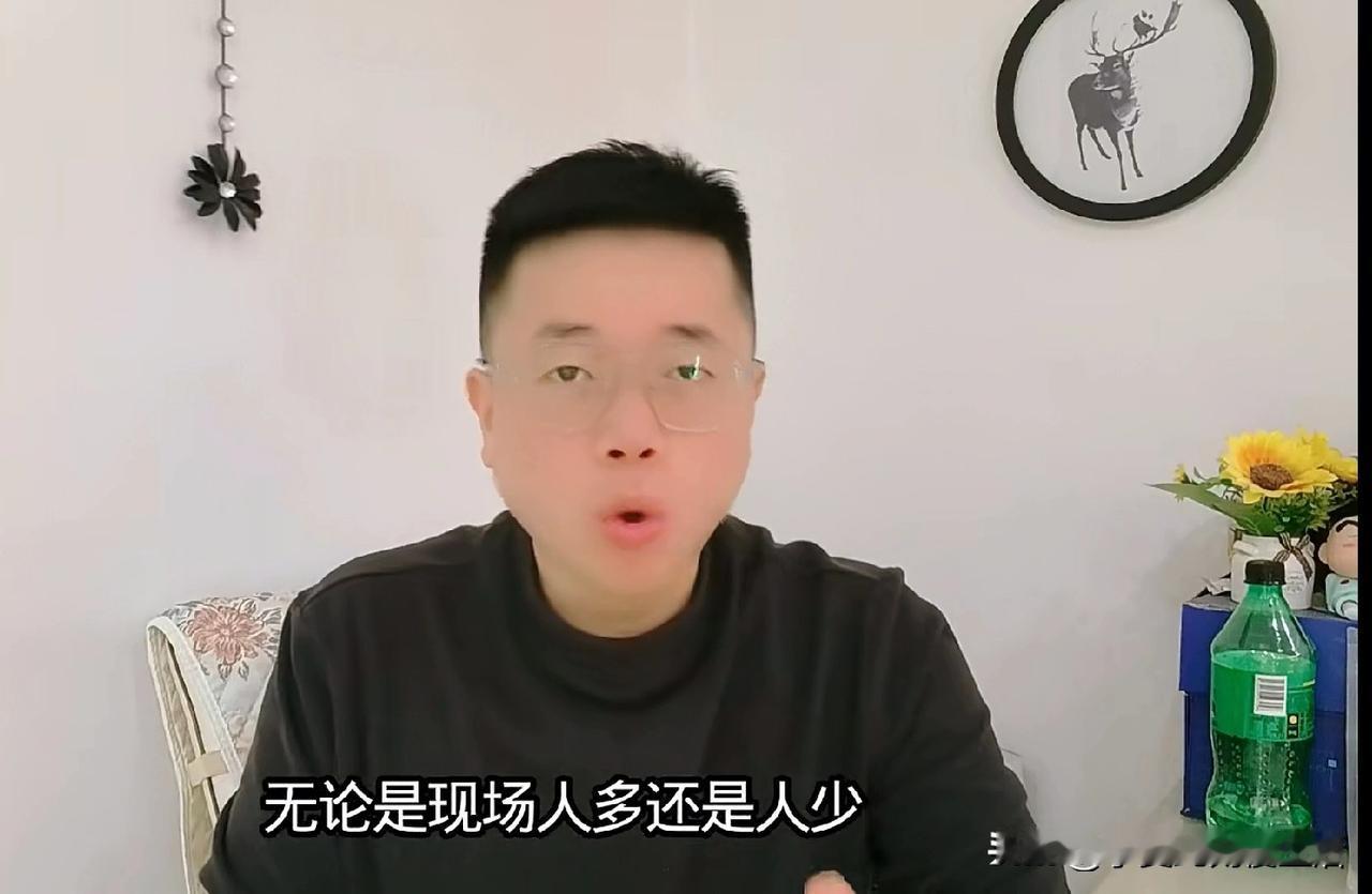 多哈冠军赛没人，大家说莎头因伤退赛门票卖不动。这人说你们不关心球场上运动员的比赛