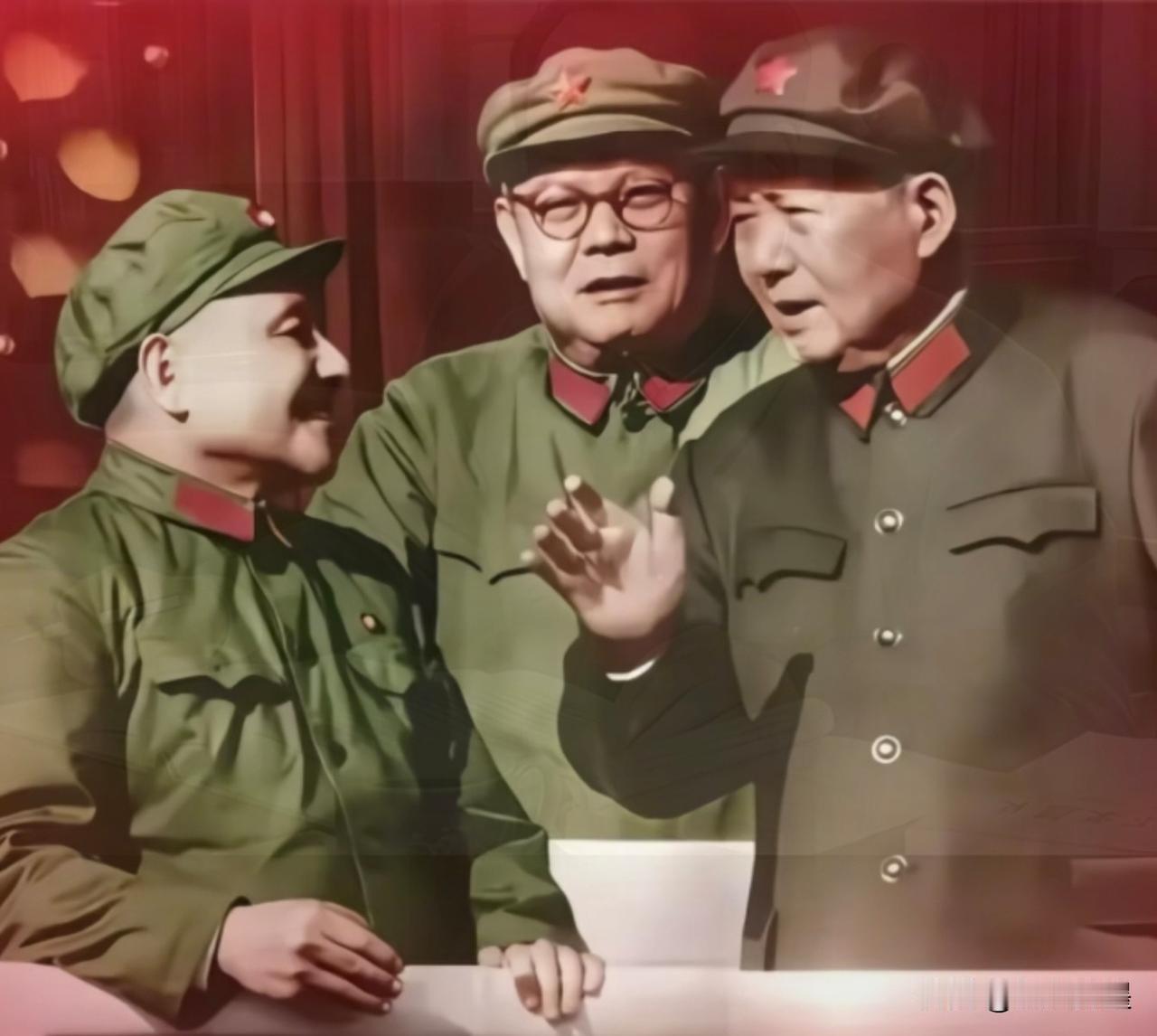 这两张照片是毛主席军装照最好的：左边一张尽显“教员”情怀，右边一张以“统帅”身份