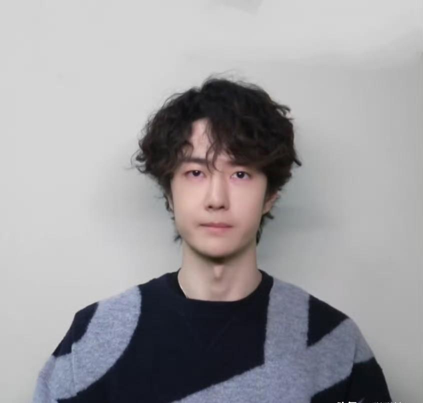 他没登上跨年舞台，却赢麻了。当所有人等一个盛大亮相，王一博现身穿白色毛衣，在你