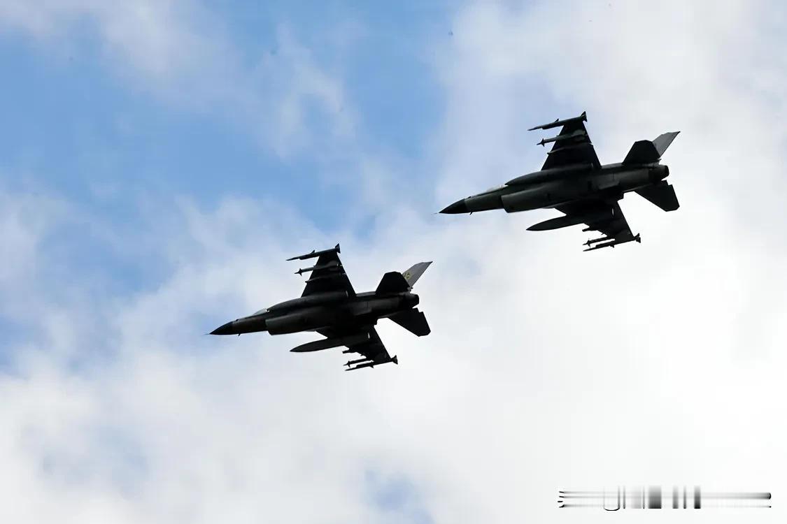 在俄罗斯大规模空袭期间，F16战机在加强乌克兰防空中的优势，缺点12月23