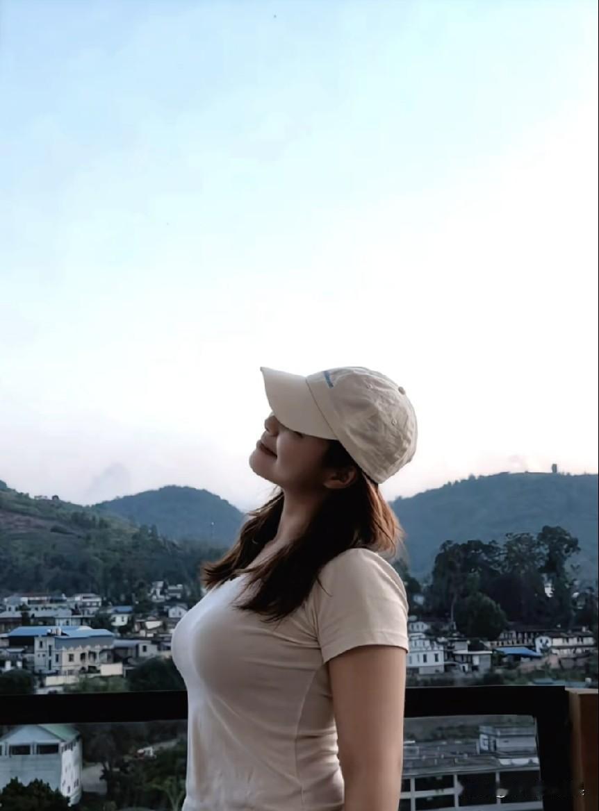 表妹又回村了，过完年才出去的，这次回来好像听亲戚说，县城有位条件不错的男孩子介绍
