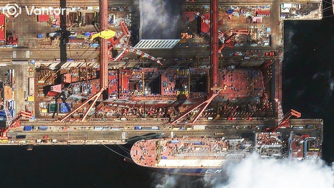美国战区网站用高清卫星图大篇幅报道老中的004建造进度，称老中航母建造速度比美国快得多[滑稽笑]他们