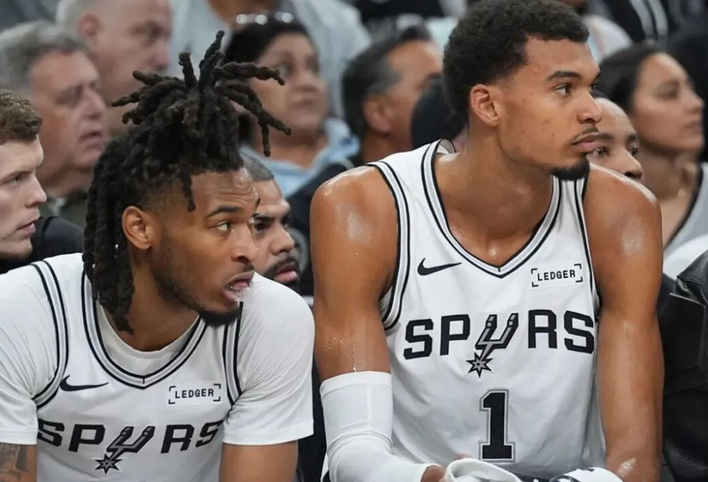 卡斯尔现在太强了，把小谢防得生活不能自理了，连续失误，然后一波爆分+三分，直接拉