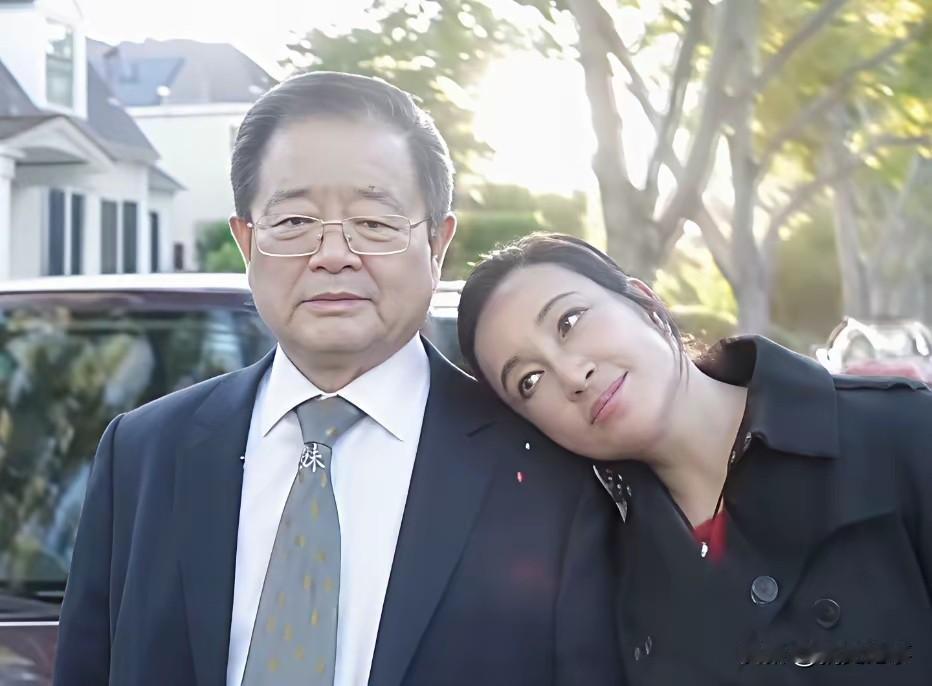 刘晓庆、王晓玉美国住宅留影。镜头下，王晓玉身着笔挺深色西装，搭配领带，面容沉稳庄