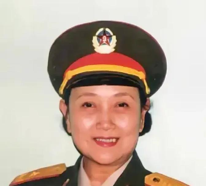 她偷藏窝头，被发现了。1970年，向阳湖干校。王晓棠每天搬运几百斤木材，腰