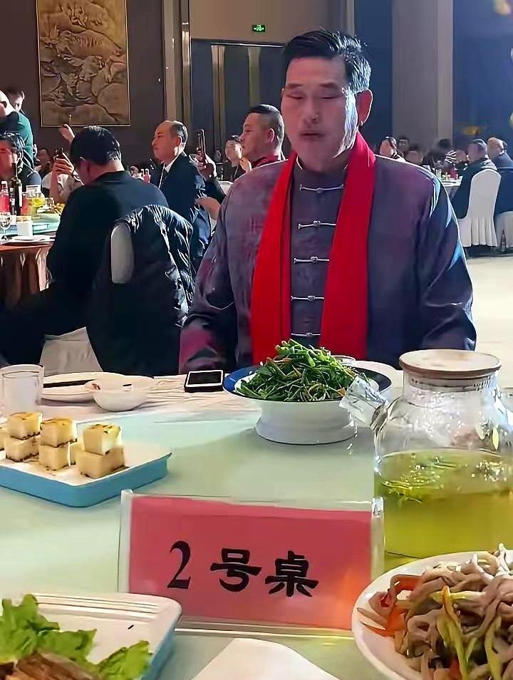 一瓶260块的泸州老窖，就想打发“大衣哥”？朱之文当场的反应，让所有看不起他的