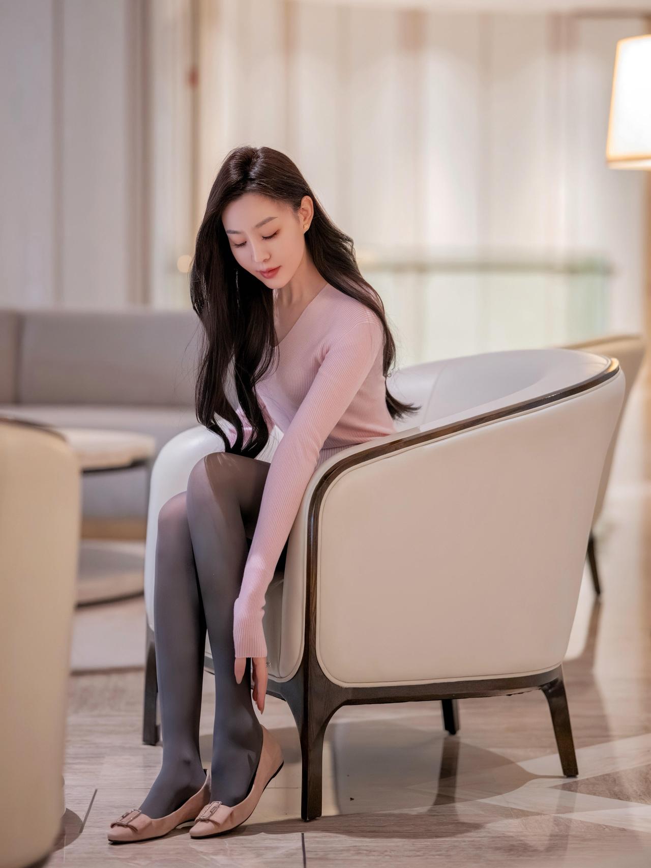 半窗月痕·清商怨·庭间柔绪柔光漫过厅间壁，粉衫揉了温息。长发垂肩轻拂膝，