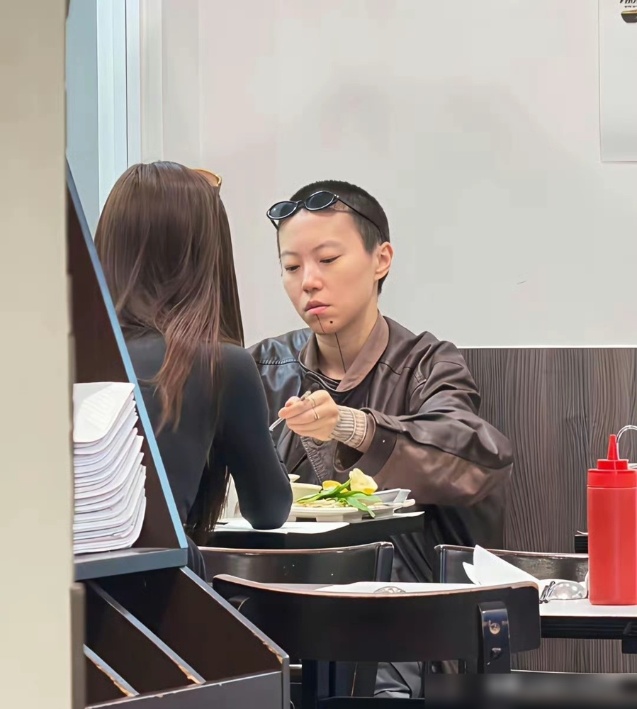 29岁的窦靖童，下巴到锁骨那条黑线纹身，又露出来了。就是一条直线，从下巴一直延伸到脖子，生硬，冷，跟