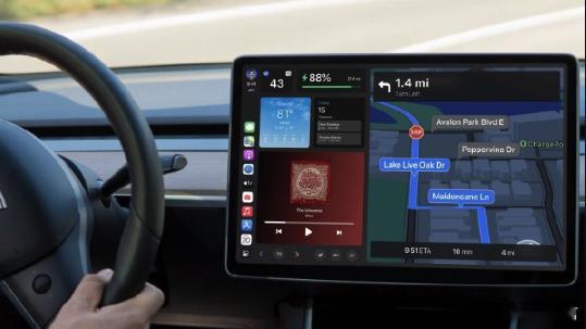 特斯拉可能在和Apple合作，让CarPlay登录特斯拉的车机系统。开过这么