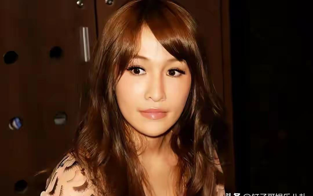 萧亚轩不谈恋爱了，开始治嗓子。她不再发和小男友的合照，改发录音室的视频。以前