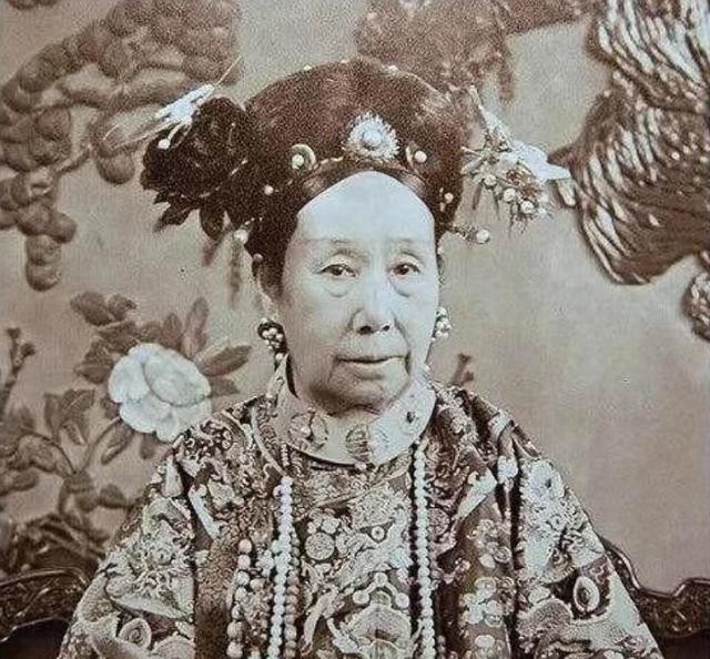 1888年，李鸿章花6000两白银，买来1套供电设备，打算给慈禧住处装上电灯泡。