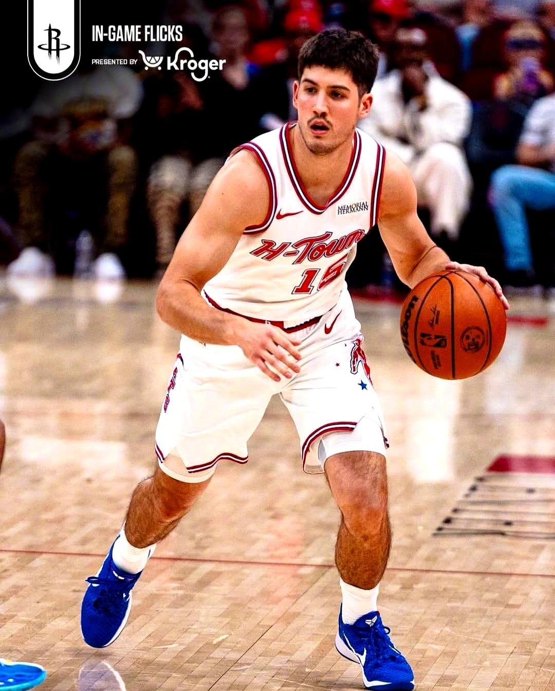 别被谢泼德那张“乖孩子”脸骗了，他在乌度卡的战术板里，正在经历一场昂贵的慢性折磨