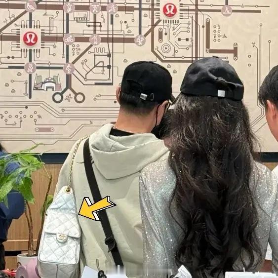 汪峰牵手森林北在深圳逛街，他在六折区买衣服，他给森林北背包！