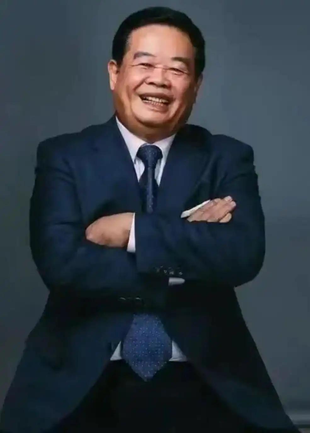 当千亿富豪曹德旺捐出100亿建成学费仅5460元的理工大学时，美国工厂里的员工正