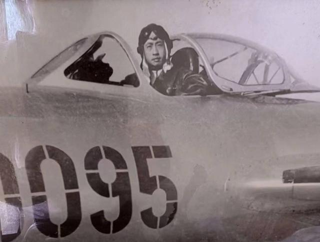 1965年，飞行员高长吉无视毛主席禁令，直接击落一架闯入我国的敌方侦察机，谁料，