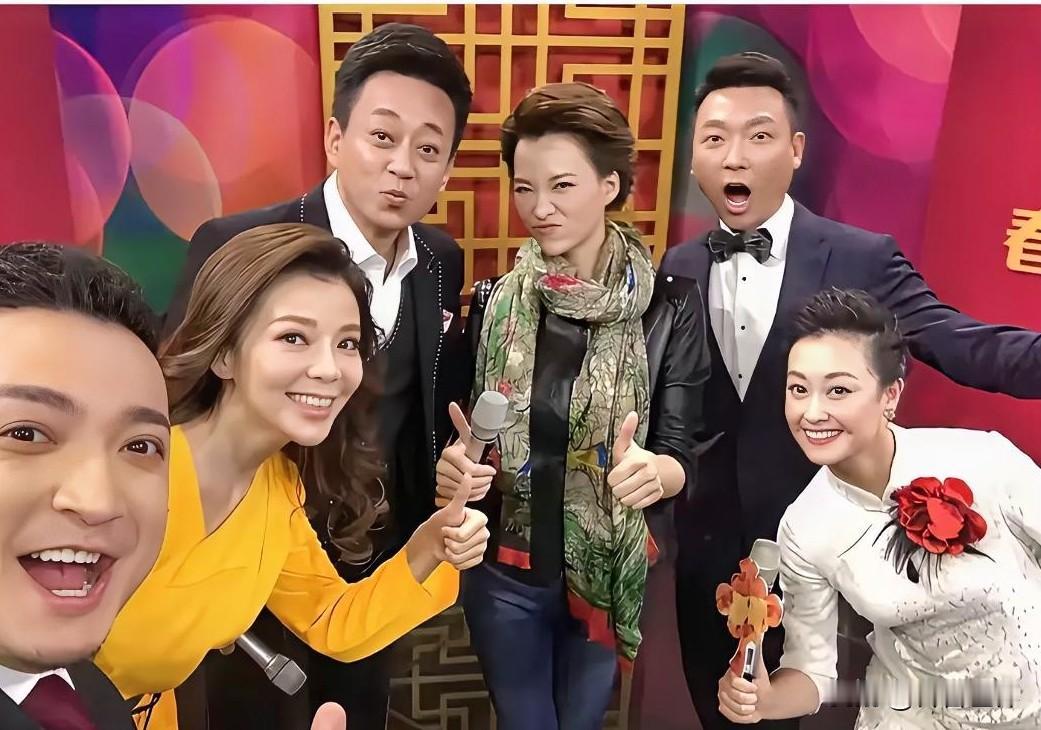 春晚主持人，第一次被名字难住，右面穿白色礼服的美女，端庄大气，笑容温婉，眼目灵动