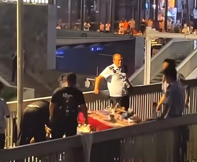 什么情况！网传又是城管打人！武汉闹市人行天桥上，一场普通的摆摊纠纷，硬生生演变成
