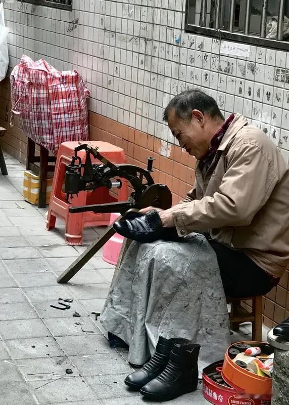 那些看不起小事的人，最后都被大事挡住了楼下有个修鞋匠老孙头，鞋摊摆了二十年，