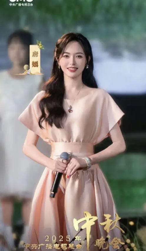 央视中秋晚会的导演都懵了，唐嫣也懵了，连现场儿童合唱团都愣了，后台工作人员更