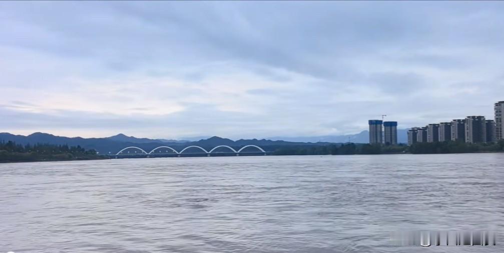 这几天的陕南降雨让汉江水量暴涨，汉江流经汉中市区段水面开阔，一度有长江武