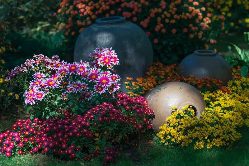 上联：枫红菊茂秋光好，邀对下联柳翠桃香春色浓。