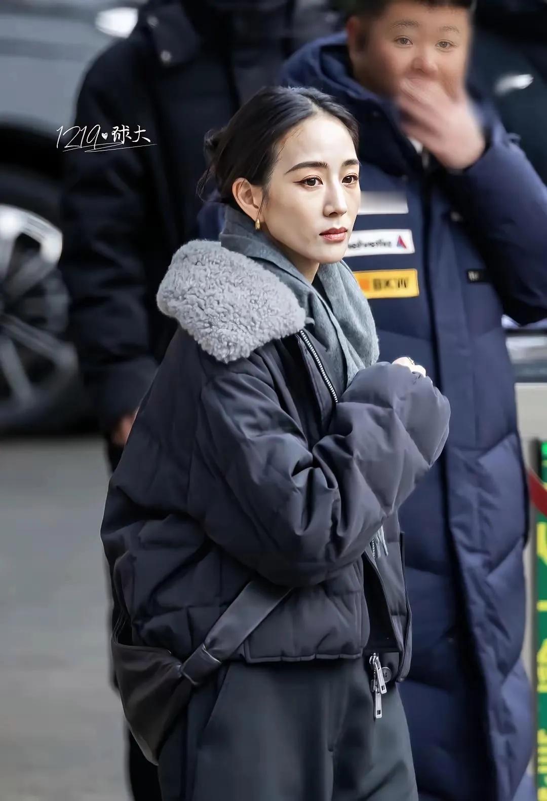 张钧甯的冬日松弛感，冻龄女神不是白叫的❄️10℃的街头，张钧甯一身黑色羽绒