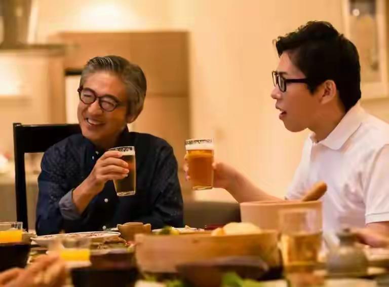 昨天我妈又说：“找你表哥帮忙，他认识人。”我没忍住，跟她算了笔账。请表哥吃饭