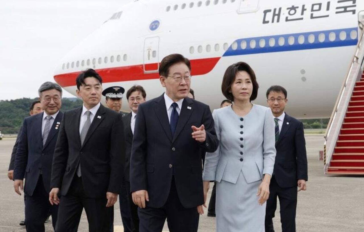 【李在明总统支持率跌至38％，五大课题成为掣肘因素。】9月13日，综合《中央日报
