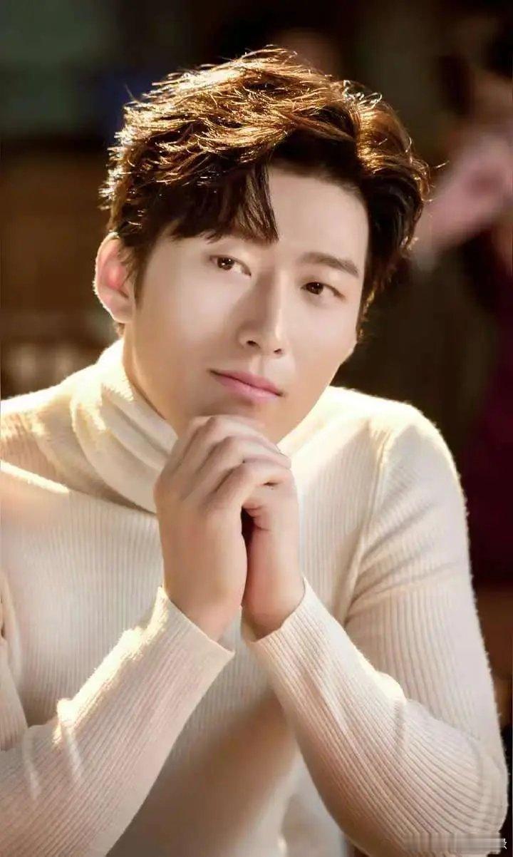 主持人问窦骁:“你比较喜欢什么样性格的女孩？”窦骁不假思索就说:“知性、善良、可