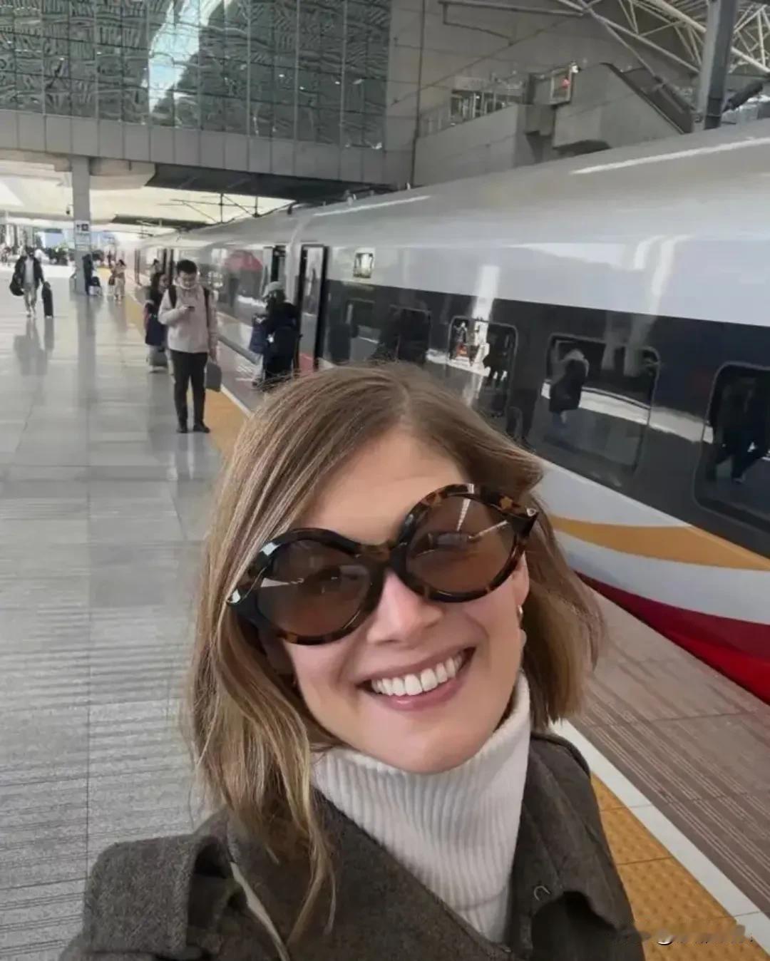 好莱坞影后裴淳华坐了一趟中国高铁，直接夸懵了！说商务舱堪比顶级飞机，平稳得人像在