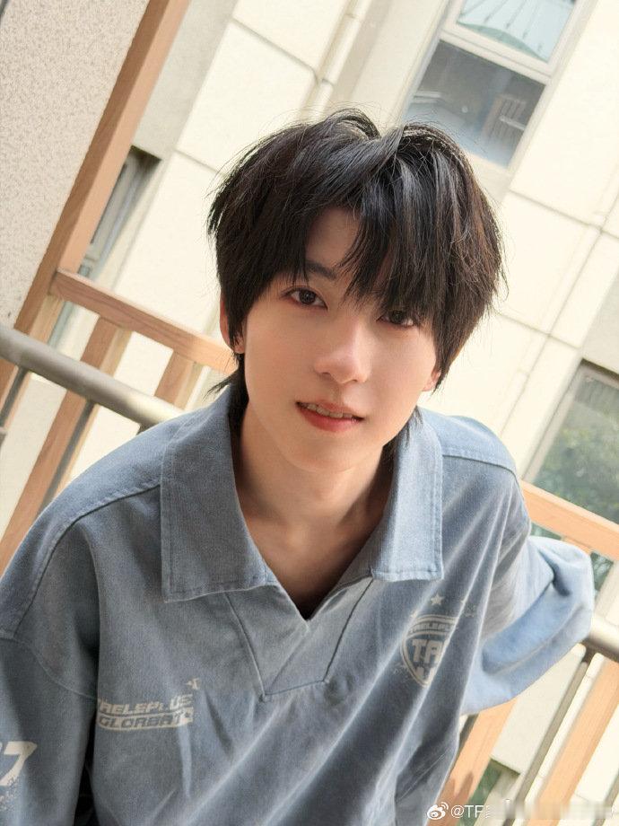 杨博文全新公式照C位杨博文从男孩味到老公感全新公式照杨博文稳居C位，褪去稚嫩男孩