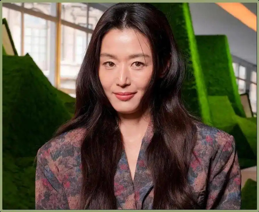 44岁全智贤巴黎看秀，外媒拍出满脸疲惫，网友炸锅：女神也扛不住岁月啊？