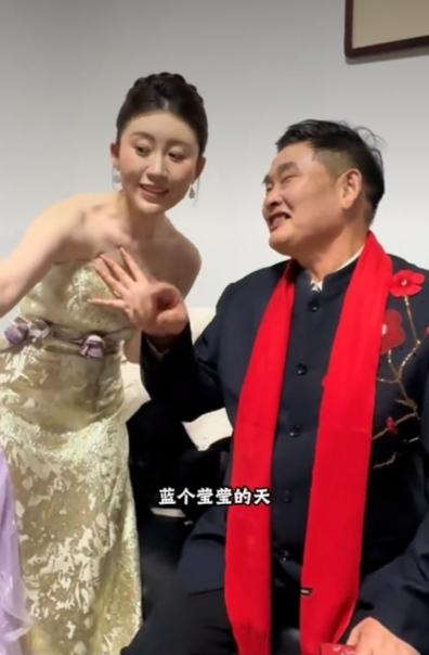 大衣哥活动现场，身穿露肩礼服裙美女贴身合影，大衣哥朱之文太热受美女们的欢迎了，到