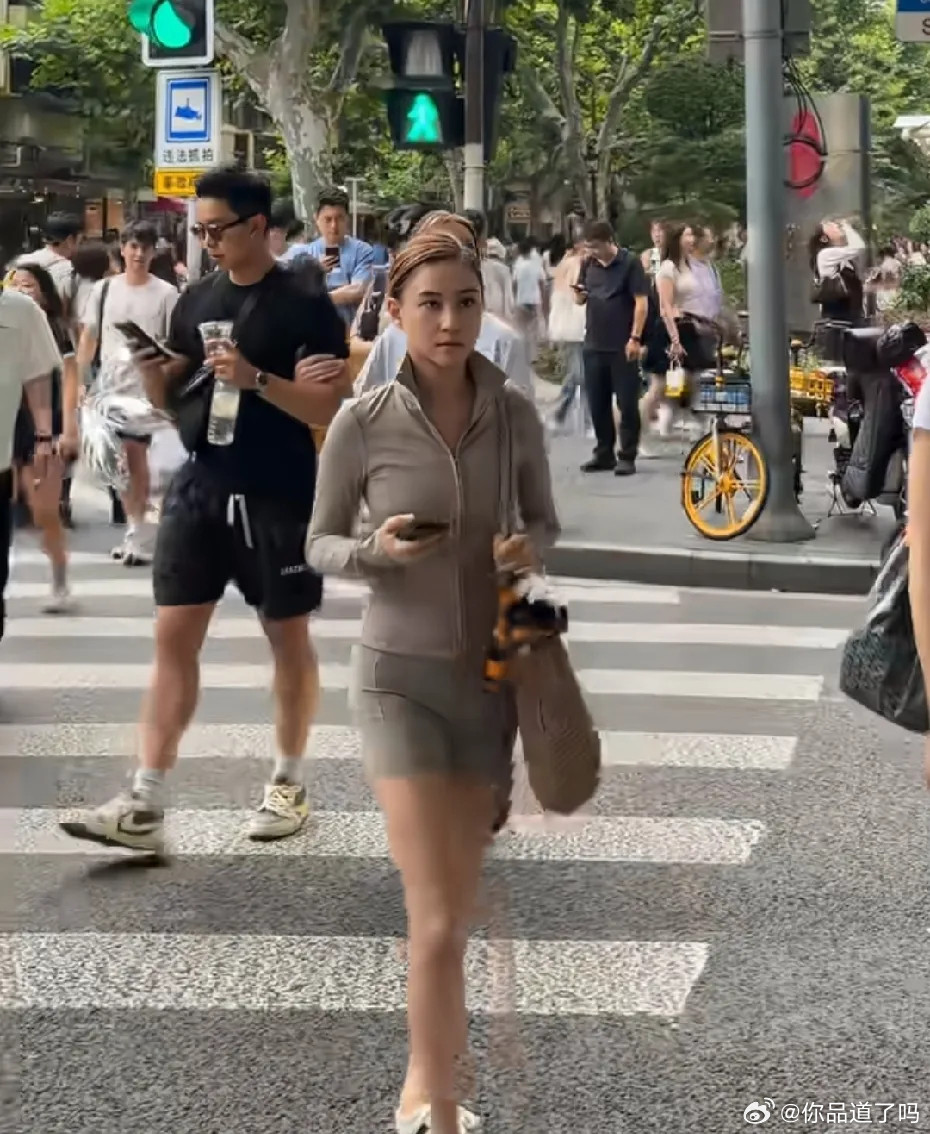 有网友在上海街头偶遇何超莲她穿着瑜伽服，好像是刚运动完！虽然个子不是很高，但是比