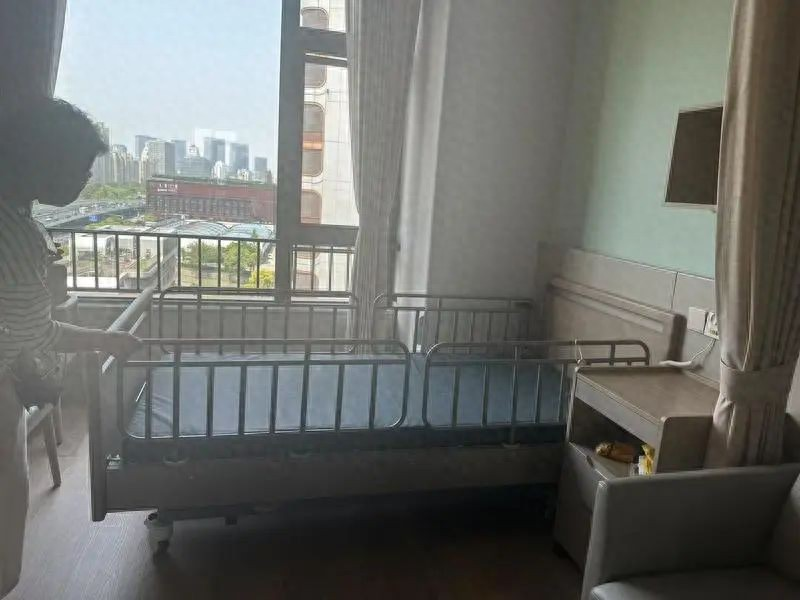 上海女子把99岁的老母亲送进养老院，并买了1.1万的套餐，就是为了让母亲过的舒适