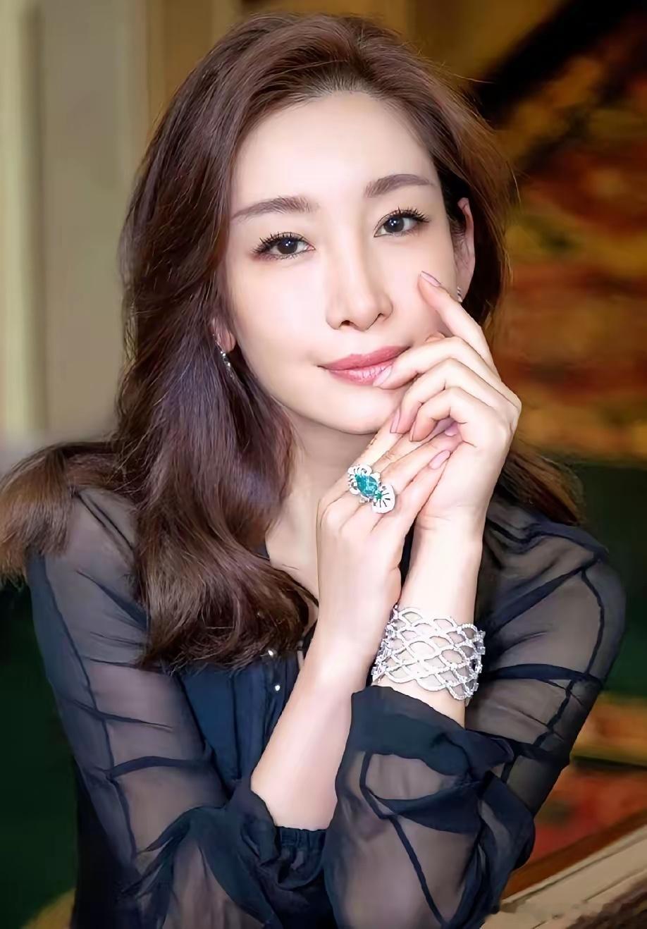 秦海璐漂不漂亮我不评价但有一点，你不得不承认，秦海璐这个人确实演戏非常牛，演什么
