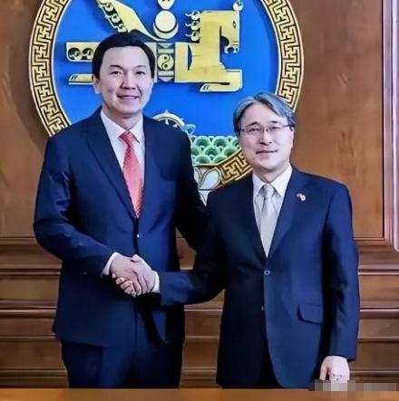 蒙古国又在作妖了！近日，蒙古国议会议长乌其日勒会见了日本驻蒙古国大使井川原贤