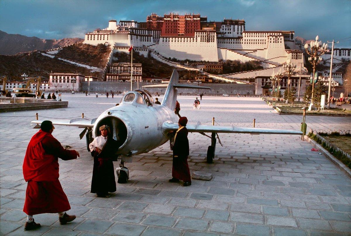 飞扬军事上世纪90年代，布达拉宫广场上的退役歼-5战斗机烽火问鼎计划
