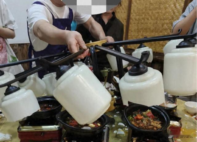 吓坏了！安徽宣城，安女士约了几个朋友在饭店聚餐，菜刚上齐，头顶的吊灯“砰”一声就