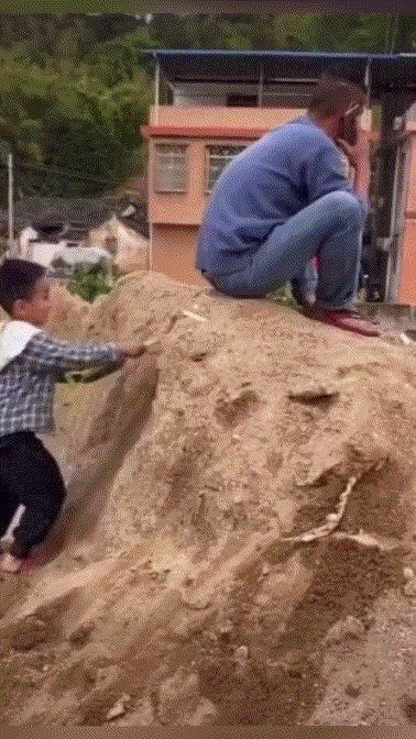 据我观察，有个小孩要挨打了[呲牙笑]