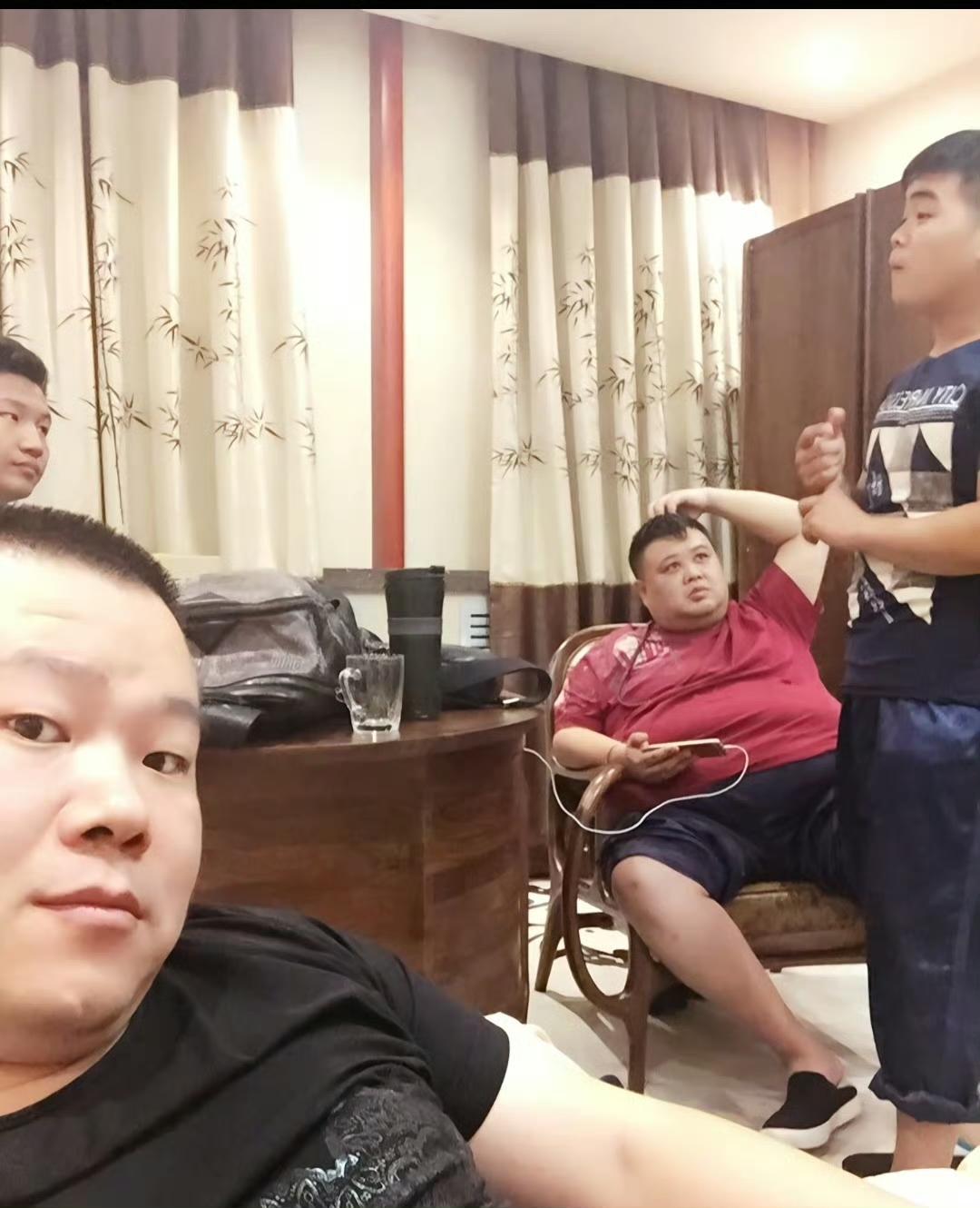 岳云鹏：我拍一段，看看你俩对活的状态。刘筱亭：师父，我俩卡在这个包袱上，一直找