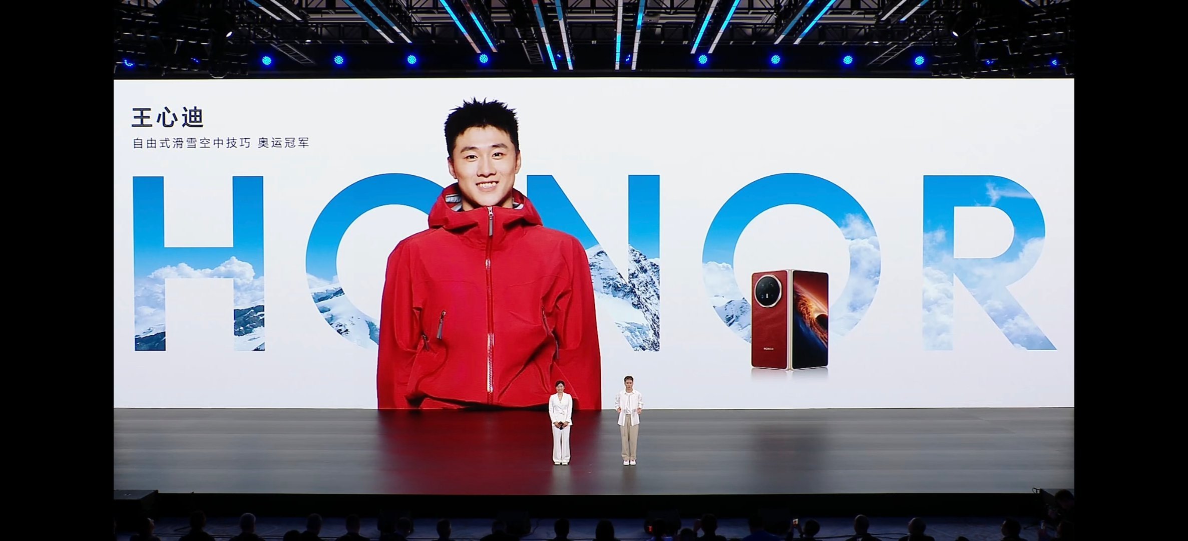 米兰冬奥会冠军、荣耀MagicV6实力见证官徐梦桃，与同是米兰冬奥冠军的丈夫